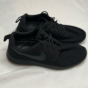 9.5 Men’s Nike. Shoe Color Black
